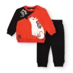 Conjunto de ropa infantil que incluye un suéter rojo con un diseño de lobo y pantalones negros, ideal para mantener a los niños cómodos y a la moda.