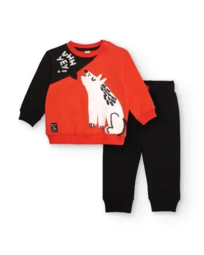 Conjunto de ropa infantil que incluye un suéter rojo con un diseño de lobo y pantalones negros, ideal para mantener a los niños cómodos y a la moda.