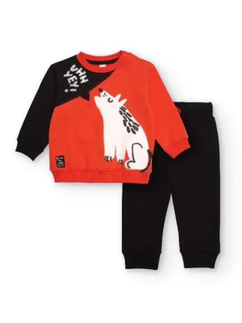 Conjunto de ropa infantil que incluye un suéter rojo con un diseño de lobo y pantalones negros, ideal para mantener a los niños cómodos y a la moda.