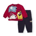 Conjunto de ropa infantil que incluye un suéter rojo con estampado de animales y pantalones oscuros. Ideal para comodidad y estilo en niños.