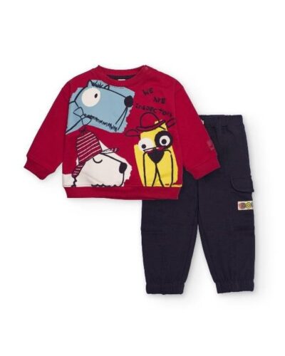 Conjunto de ropa infantil que incluye un suéter rojo con estampado de animales y pantalones oscuros. Ideal para comodidad y estilo en niños.