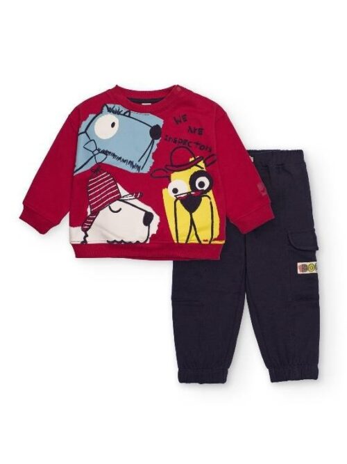 Conjunto de ropa infantil que incluye un suéter rojo con estampado de animales y pantalones oscuros. Ideal para comodidad y estilo en niños.