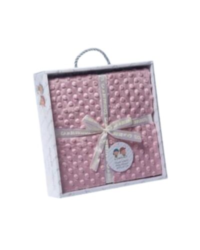 Caja de regalo con manta rosa de textura suave, decorada con un lazo y etiqueta. Ideal para bebés y ocasiones especiales.