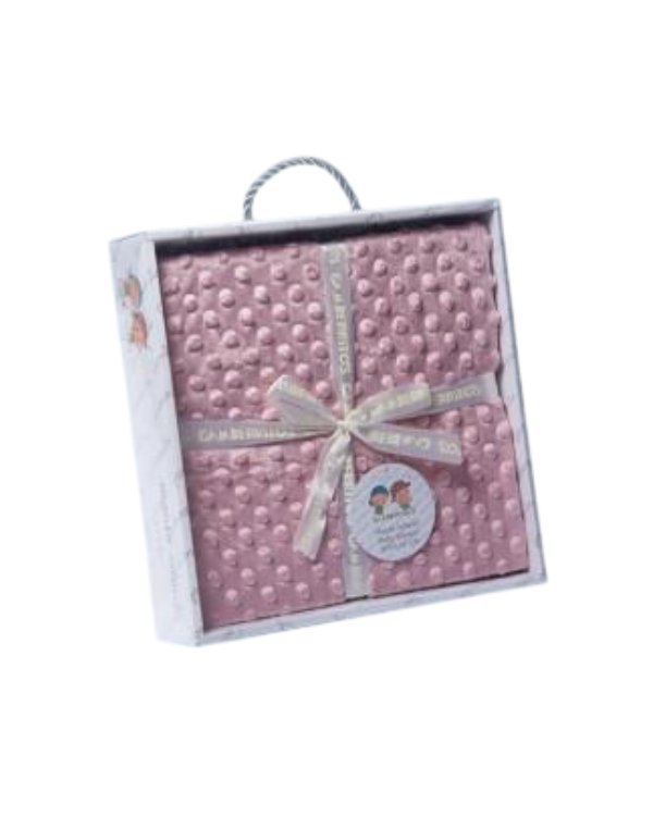 img25 Caja de regalo con manta rosa de textura suave, decorada con un lazo y etiqueta. Ideal para bebés y ocasiones especiales.