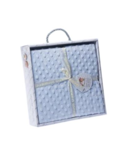Caja de regalo con una manta azul suave y texturizada, decorada con un lazo y una etiqueta, ideal para bebés.