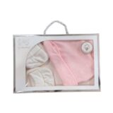 Conjunto de ropa para bebé en caja, incluye gorro rosa con puntos y manoplas blancas, ideal como regalo.