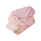 Manta de bebé de color rosa con estampado de ositos y estrellas, suave y acogedora, ideal para mantener abrigado a tu pequeño. Perfecta para usar en casa o al salir.