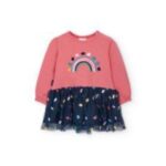 Blusa de niña de manga larga en color rosa con estampado de arcoíris y falda de tela azul marino con dibujos coloridos. Ideal para ocasiones casuales y cómodas.