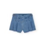 Pantalones cortos de mezclilla azul con diseño plisado, ideales para el verano y cómodos para actividades al aire libre.
