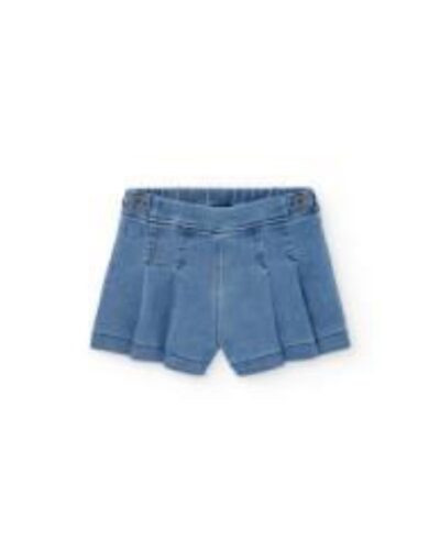 Pantalones cortos de mezclilla azul con diseño plisado, ideales para el verano y cómodos para actividades al aire libre.