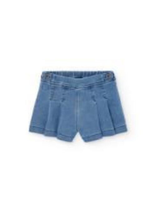 Pantalones cortos de mezclilla azul con diseño plisado, ideales para el verano y cómodos para actividades al aire libre.