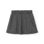 Falda corta de mujer en tono gris con pliegues, ideal para ocasiones casuales y formales. Diseño elegante y versátil que combina con diversas prendas.