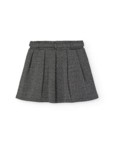 Falda corta de mujer en tono gris con pliegues, ideal para ocasiones casuales y formales. Diseño elegante y versátil que combina con diversas prendas.