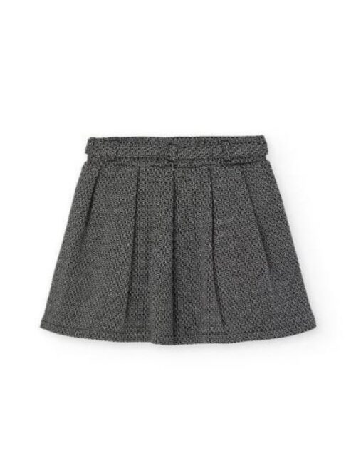 Falda corta de mujer en tono gris con pliegues, ideal para ocasiones casuales y formales. Diseño elegante y versátil que combina con diversas prendas.