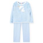 Conjunto de pijama para niños, compuesto por una camiseta de felpa azul claro con diseño de aves y pantalones azul claro con lunares. Ideal para mantener a los niños cómodos y abrigados durante la noche.