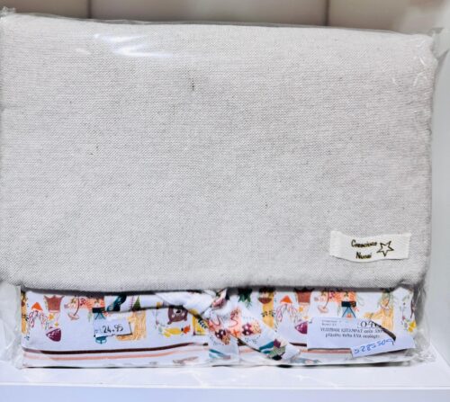 Funda de tela ecológica con estampado colorido en la parte inferior, presentada en un empaque transparente. Ideal para organizar y proteger objetos. Precio de $24.95.