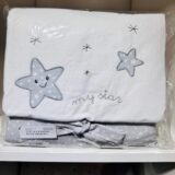 Ropa de cama infantil con diseño de estrellas bordadas y el texto "my star", perfecta para decorar la habitación de los más pequeños.
