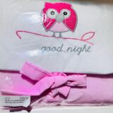 Vestido bordado para niños con diseño de búho en la parte superior, que dice "good night", acompañado de un lazo rosa. Ideal para pijamas o ropa de dormir.
